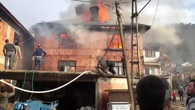 İki katlı ev çıkan yangında kullanılmaz hale geldi İki katlı ev çıkan yangında kullanılmaz hale geldi
