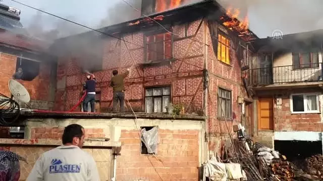 İki katlı ev çıkan yangında kullanılmaz hale geldi İki katlı ev çıkan yangında kullanılmaz hale geldi