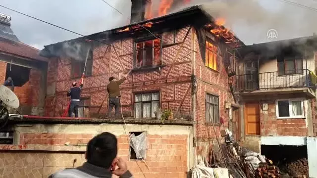 İki katlı ev çıkan yangında kullanılmaz hale geldi İki katlı ev çıkan yangında kullanılmaz hale geldi