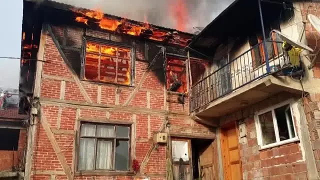 İki katlı ev çıkan yangında kullanılmaz hale geldi İki katlı ev çıkan yangında kullanılmaz hale geldi