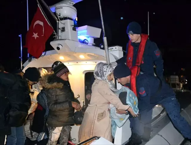 İzmir'de 221 düzensiz göçmen yakalandı İzmir'de 221 düzensiz göçmen yakalandı