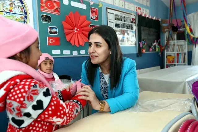 Mardin'de öğrencilere atkı, bere ve eldiven dağıtıldı Mardin'de öğrencilere atkı, bere ve eldiven dağıtıldı