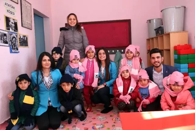 Mardin'de öğrencilere atkı, bere ve eldiven dağıtıldı Mardin'de öğrencilere atkı, bere ve eldiven dağıtıldı