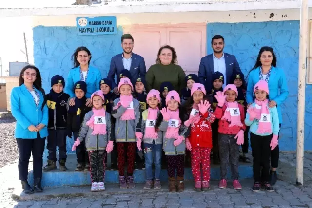 Mardin'de öğrencilere atkı, bere ve eldiven dağıtıldı Mardin'de öğrencilere atkı, bere ve eldiven dağıtıldı