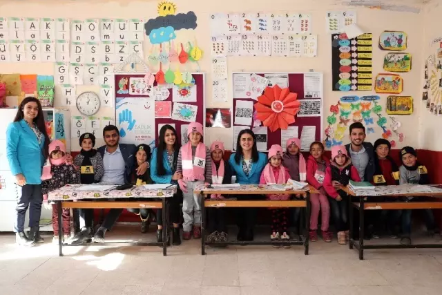 Mardin'de öğrencilere atkı, bere ve eldiven dağıtıldı Mardin'de öğrencilere atkı, bere ve eldiven dağıtıldı