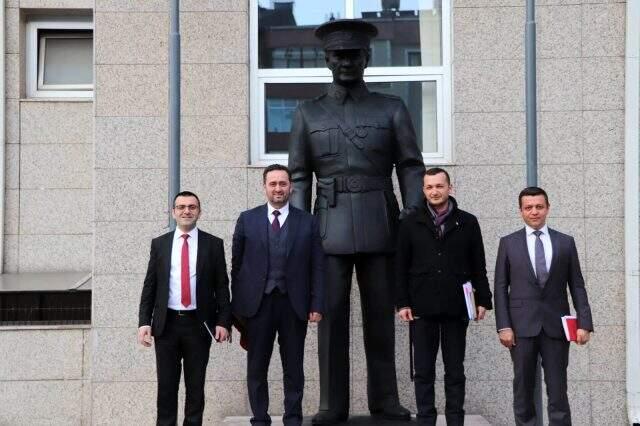 MHP'li başkan talimat verdi! Belediye binası önüne dev Atatürk heykeli dikildi