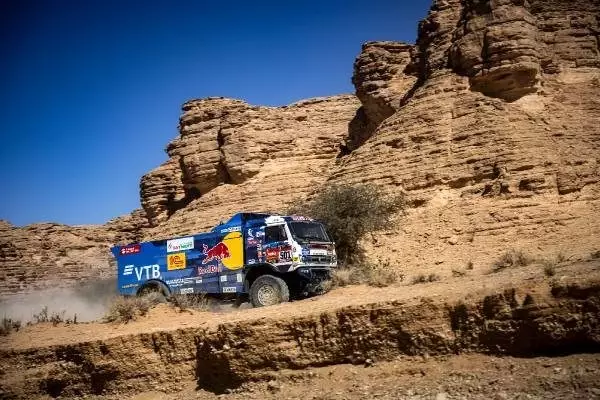 Peterhansel kazandı, Sainz zirveyi korudu Peterhansel kazandı, Sainz zirveyi korudu