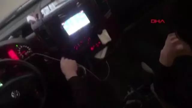 Sakarya-minibüs sürücüsü direksiyon başında okey oynadı