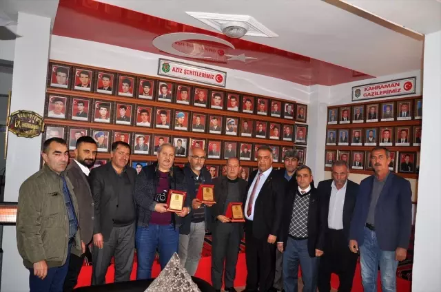 Şehit ve Gaziler Derneğinden gazetecilere plaket