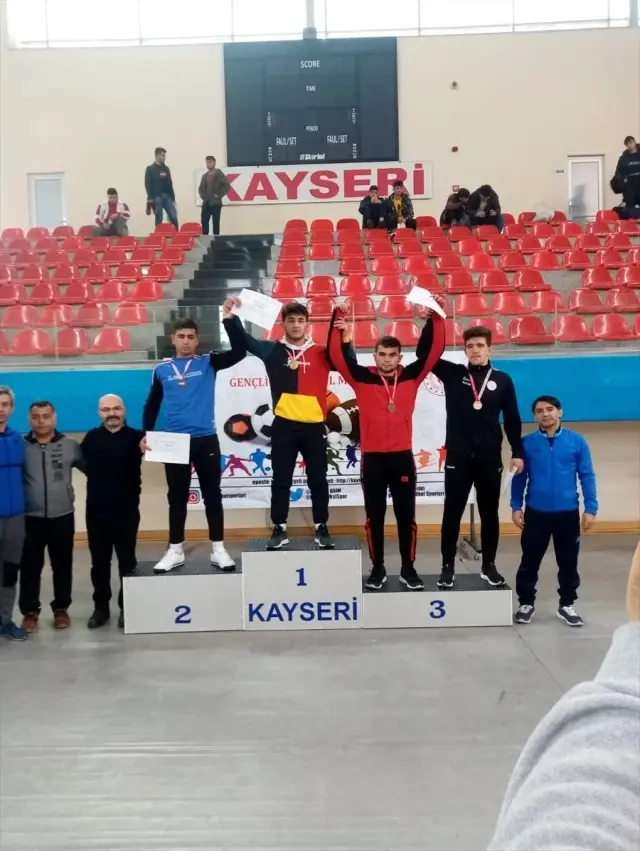 Tomarzalı pehlivanlar Türkiye Güreş Şampiyonasına katılmaya hak kazandı