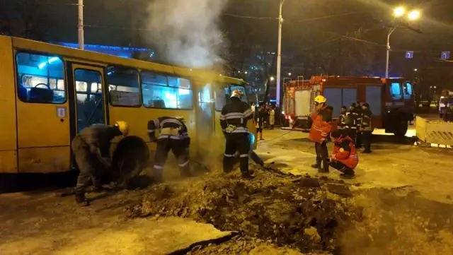 Ukrayna'da sıcak su borusunun patlaması sonucu asfalt çöktü: 6 yaralı