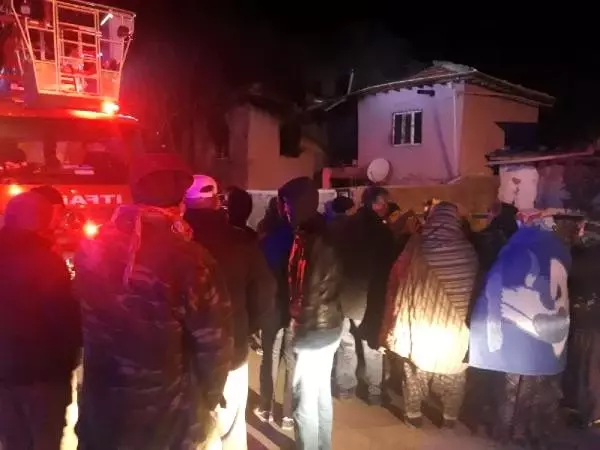 Ulukışla'da yangın faciası: 2'si çocuk 4 ölü, 3 yaralı- Yeniden Ulukışla'da yangın faciası: 2'si çocuk 4 ölü, 3 yaralı- Yeniden