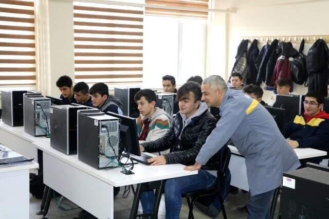 Yerli otomobilin teknikerleri Sivas'ta yetişiyor.
