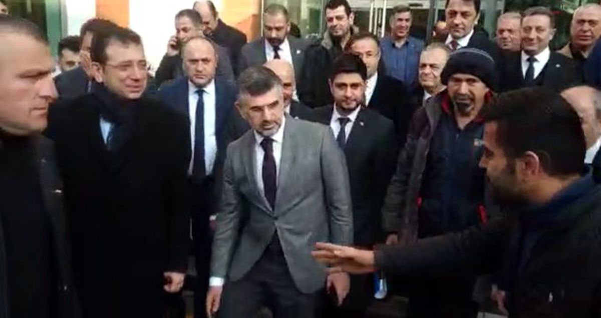 Yolunu kesen vatandaş, İmamoğlu'na açıkça sordu: Demirtaş'ın kitabını neden satıyorsunuz?