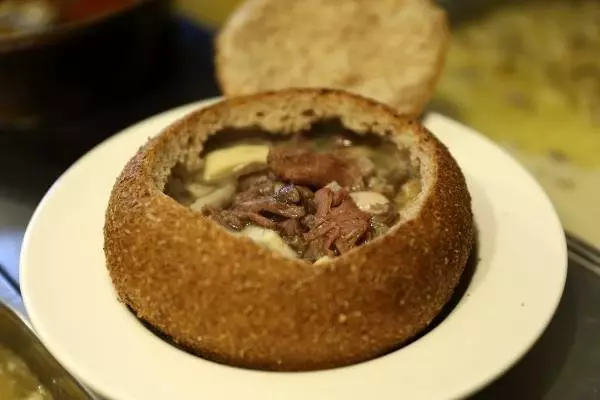 6 çeşit çorbayı karıştırdı, 'ekmek arası atom çorba' yaptı