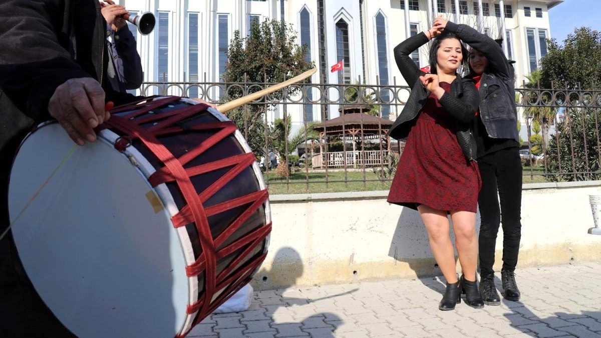 6 çocuk annesi, eşinden boşanmayı halay çekerek kutladı