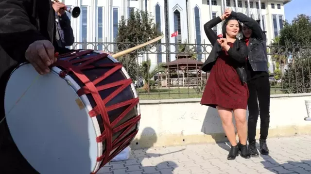 6 çocuk annesi, eşinden boşanmayı halay çekerek kutladı