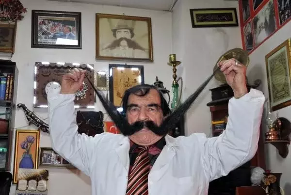 60 yıldır bıyıklarını kesmiyor