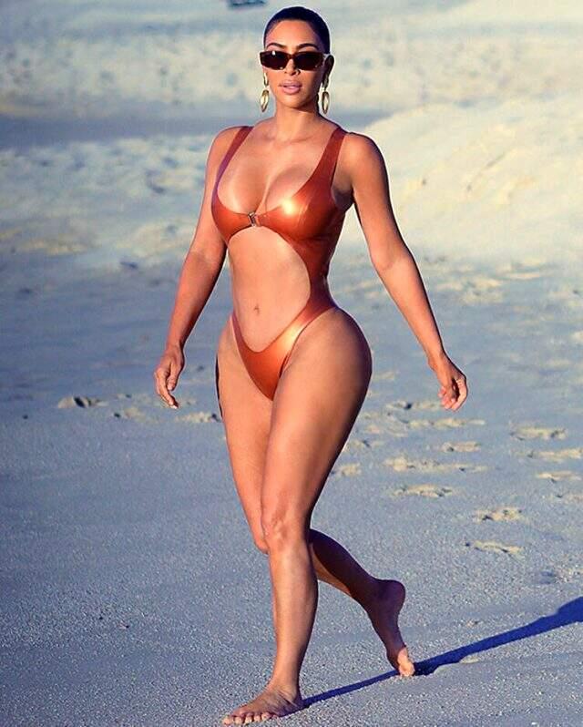 ABD'li yıldız Kim Kardashian, iddialı mayokinisi ile dikkatleri üzerine çekti