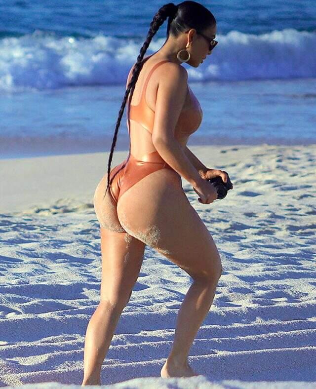 ABD'li yıldız Kim Kardashian, iddialı mayokinisi ile dikkatleri üzerine çekti