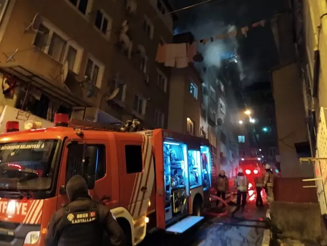 Beyoğlu'nda 5 katlı bina alev alev yandı