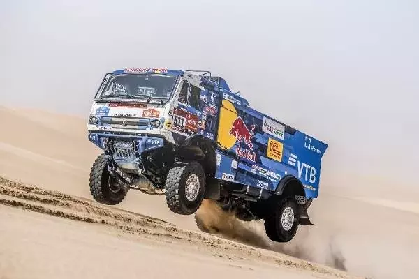 Carlos Sainz 10'uncu etabı kazanarak liderliğini sürdürdü