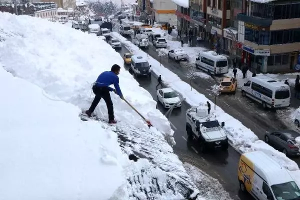 Çatılardaki kar, ekmek kapısı oldu