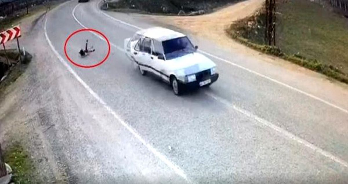 Minik kız seyir halindeki otomobilden yola savruldu