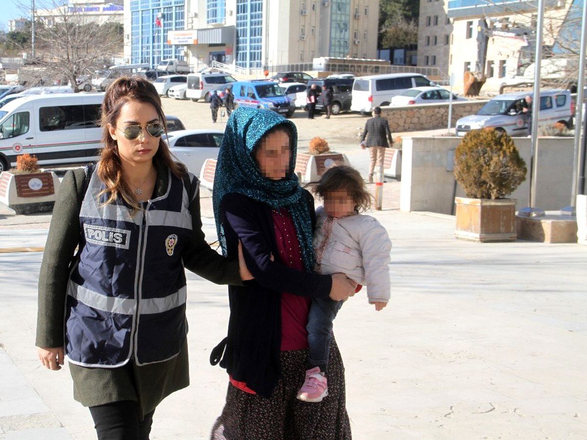 Dilenci kılığında ev soyan kadın, kucağında çocukla adliyeye sevk edildi