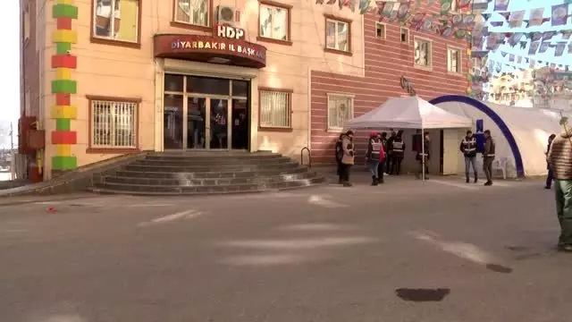 Diyarbakır annelerinin oturma eylemine katılım sürüyor