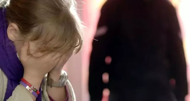 Dul annesinin sevgilisi tarafından cinsel istismara uğradı! Üzerinde sigara söndürüldü