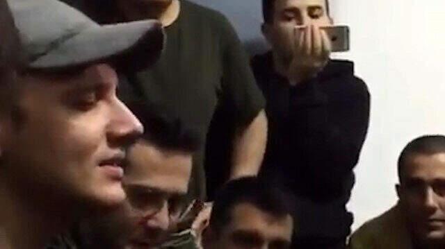 Edis, asker arkadaşlarına koğuşta mini konser verdi