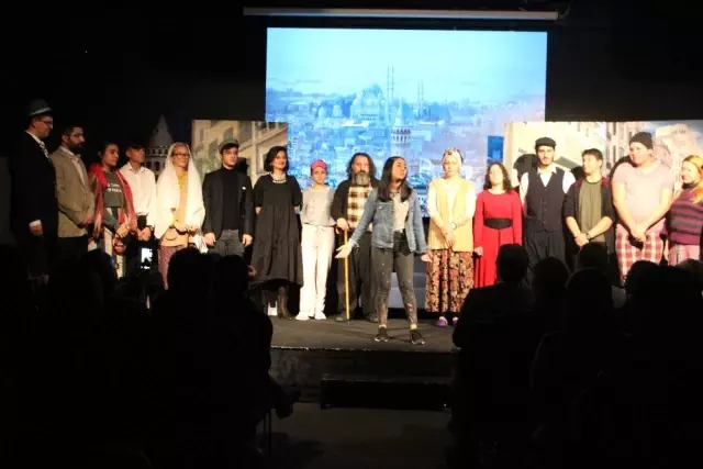 Genç yetenekler Beyoğlu'nda Gezersin oyunuyla performanslarını sergiledi