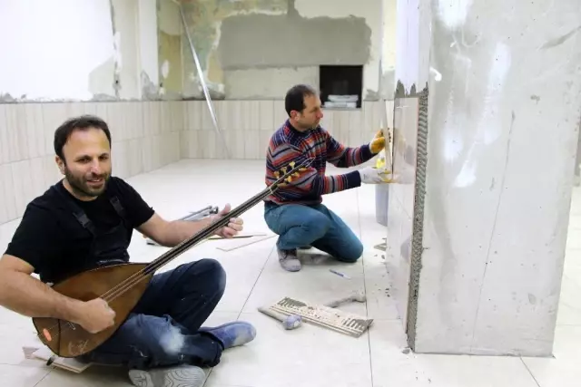 Gündüz inşaatçı, akşam sanatçı