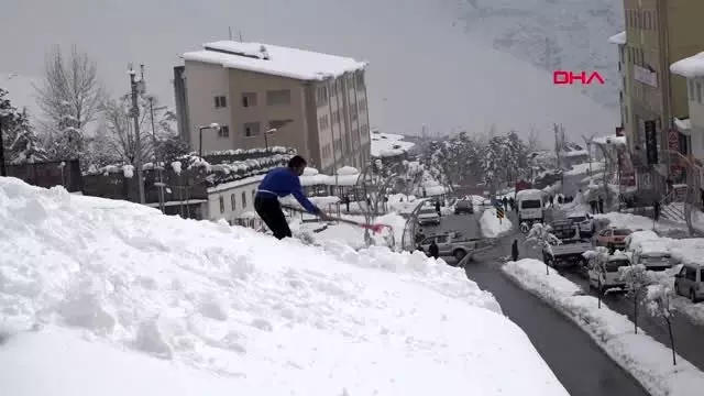 Hakkari çatılardaki kar, ekmek kapısı oldu