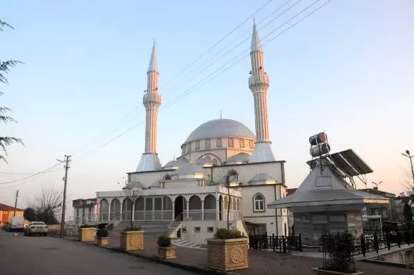 Hasta yakınları caminin misafirhanesinde konaklıyor
