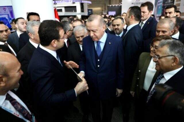 İmamoğlu, yüz ifadesi ekrana verilince salonu terk etti ve programın ikinci oturumuna katılmadı