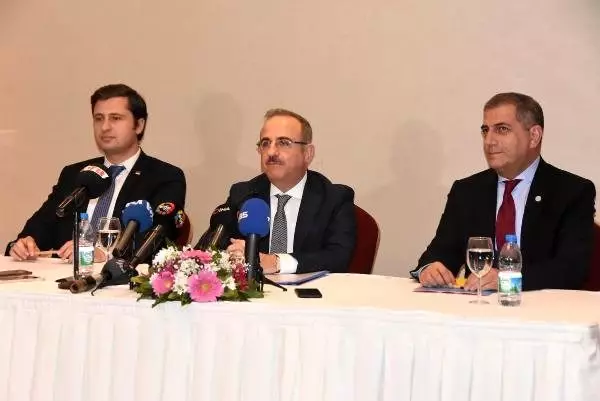 İzmir'de siyasi parti il başkanları kentin sorunları için buluştu