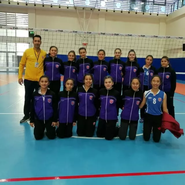 Kepez'in midi kızlarından galibiyet