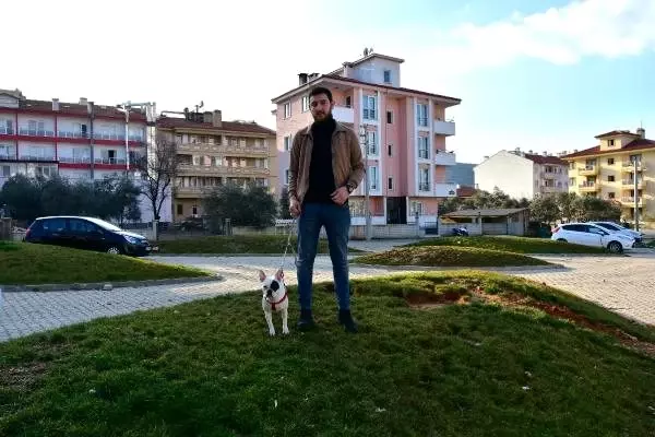 Köpeğini tekmeleyen teknikerin burnunu kırdı