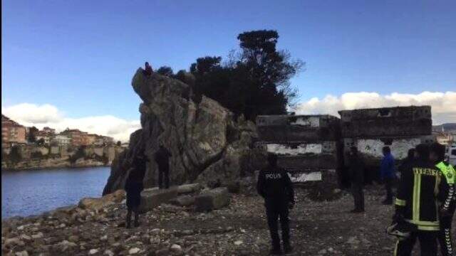 Liseli kız, herkesin gözü önünde kayalıklardan denize atladı