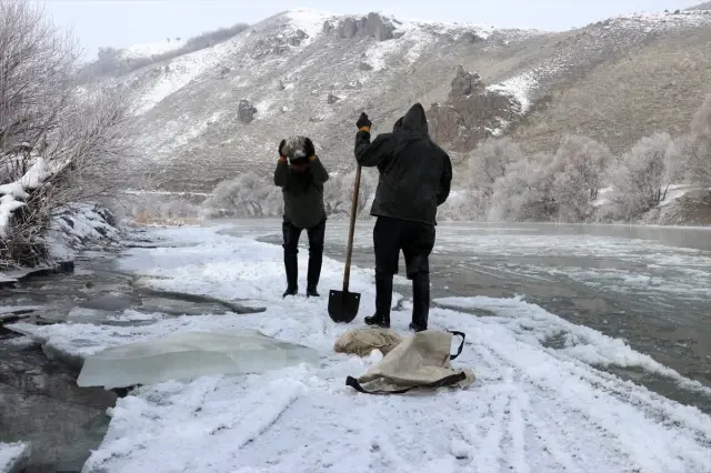 Murat Nehri'nin buz gibi suyunda ekmek mücadelesi