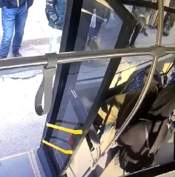 Otobüste rahatsızlanan kadın, şoför tarafından hastaneye ulaştırıldı