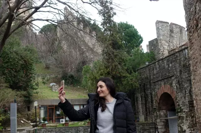 Oyuncu Seren Fosforoğlu, Uluslararası Müzede Selfie Günü etkinliğine katıldı Oyuncu Seren Fosforoğlu, Uluslararası Müzede Selfie Günü etkinliğine katıldı