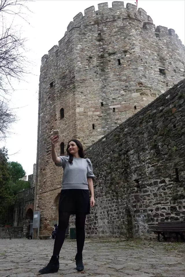 Oyuncu Seren Fosforoğlu, Uluslararası Müzede Selfie Günü etkinliğine katıldı Oyuncu Seren Fosforoğlu, Uluslararası Müzede Selfie Günü etkinliğine katıldı