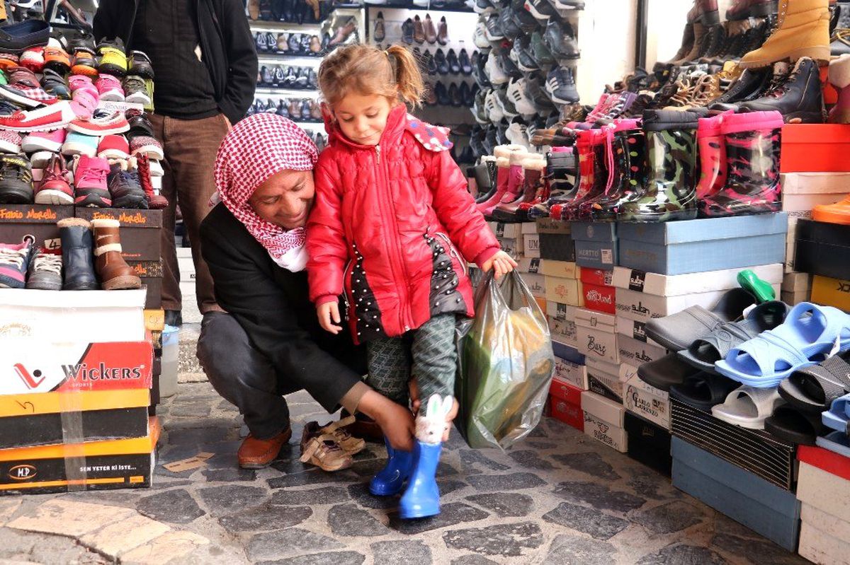Şanlıurfa'da lastik çizmelere ilgi devam ediyor