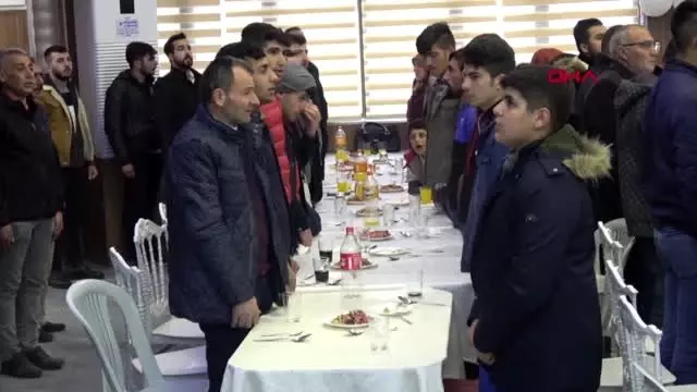 Sünnetten korkan çocuk, otomobilden çıkmadı Sünnetten korkan çocuk, otomobilden çıkmadı