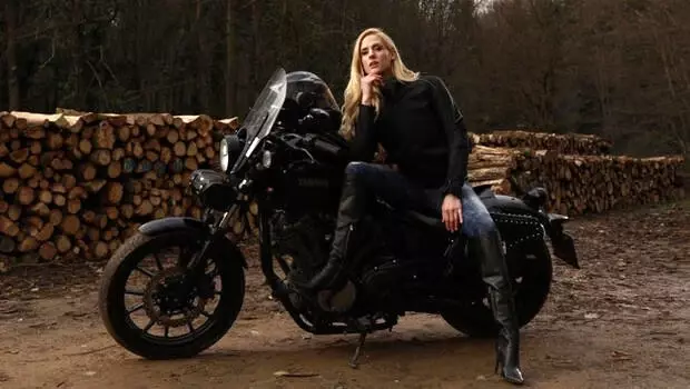 Ünlü oyuncu Wilma Elles'ten motosiklette güvenli sürüş uyarısı
