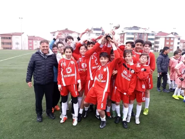 Üst üste 4 yıldır şampiyonluğu kimseye bırakmıyorlar Üst üste 4 yıldır şampiyonluğu kimseye bırakmıyorlar