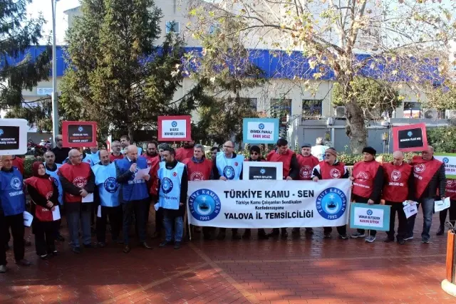 Yalovalı memurlar bordrolarını yaktı
